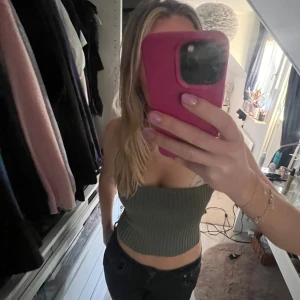 Grön ribbad tubtopp från Zara - grön ribbad tubtopp från Zara!. Jätteskön och sjukt stretchig 💚