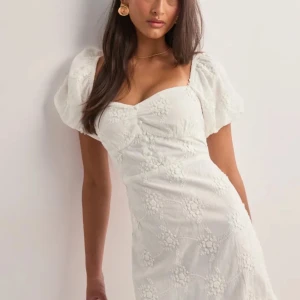 Vit blommig klänning - SÖKER! Söker denna studentklänning från Nelly, hör av er om ni vill sälja, söker s/xs💗