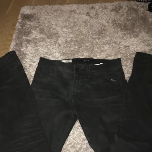 Replay Anbass hyperflex  - Snygga svarta jeans från Replay i modellen Anbass Hyperflex. Skick 9/10 använt ett fåtal gånger. Jeansen är slim fit och passar perfekt för du som är runt 175-184. Size: W30 L32.   Nypris: 1400