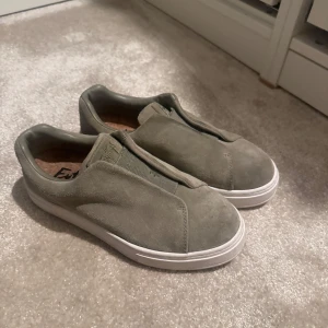 Eytys sneakers  - Säljer mina fina sage/oliv gröna Eytys då de inte kommer till användning tyvärr😩 de är endast använda 3/4 gånger och köptes av mig, 2022 i butik. Storlek 39, toppen skick och inte ett enda tecken på användning. Kan sänka priset vid snabb affär!!