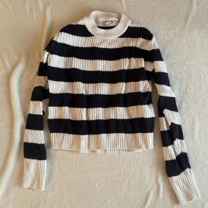 Randig stickad tröja - Säljer en randig stickad tröja. Den är andvänd. Storleken är XL men är som en M. Skriv vid intresse eller om du har nån fråga! 💕