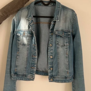 Blå jeansjacka - Säljer en jättenice jeans jacka som har en vintage look! Den är riktig snygg till ett par svarta jeans. Känns väldigt tunn på och därför perfekt för sommarkvällar. Pris kan diskuteras❤️❤️❤️
