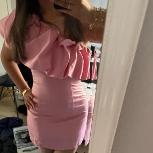 Rosa klänning med volang  - Slutsåld hm klänning