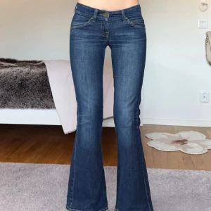 Blå bootcut jeans från Lee - Snygga blå bootcut jeans från Lee. Midjemått 74,  innerben 76. Något korta på mig, är 167 cm