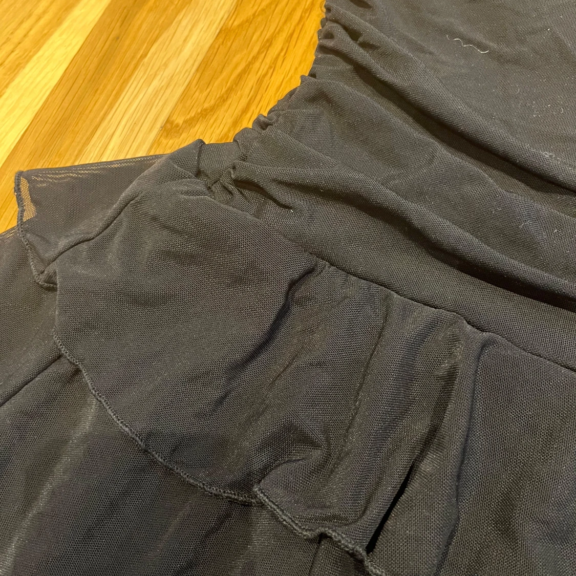 Svart klänning med volanger - 3