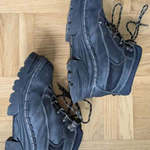 Chunky kängor i strl 42 - Chunky kängor i strl 42. Bra skick!  Kan hämtas i Malmö eller skickas. Ansvarar ej för evetuellt slarv från postens sida.