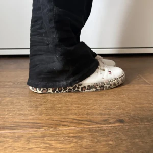 Vita skor från Kurt Geiger - Snygga vita skor från Kurt Geiger med leopardmönstrad sula och röda detaljer. Skorna har snörning och små nitar längs sidorna för en extra touch. Säljs inte längre, nypris runt 1500💓