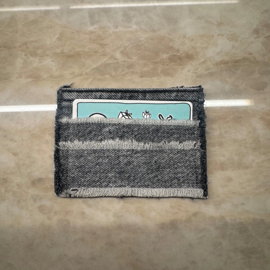 Grå jeanskorthållare 