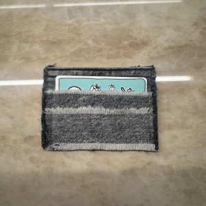 Grå jeanskorthållare  - Grå korthållare i återvunnet jeans som är hållbar, unik och handgjord med snygg fransig look. Korthållaren har två fickor som rymmer flera olika kort samtidigt. 