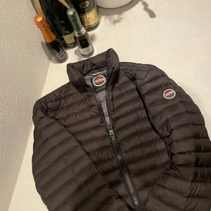 Svart Colmar jacka  - Säljer nu min svarta vommar jacka. Jackan har en quiltad design och långa ärmar. Perfekt för kyligare dagar. Såklart är den autentisk, har en liten slitning vid handen därför det billiga priset