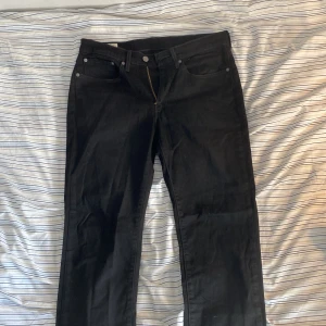 Svarta Levis 514 jeans - Säljer ett par svarta Levis 514 jeans. De har en klassisk design med fem fickor och dragkedja. Perfekta för en stilren look. Helt oanvända. Skriv för mer bilder eller frågor.