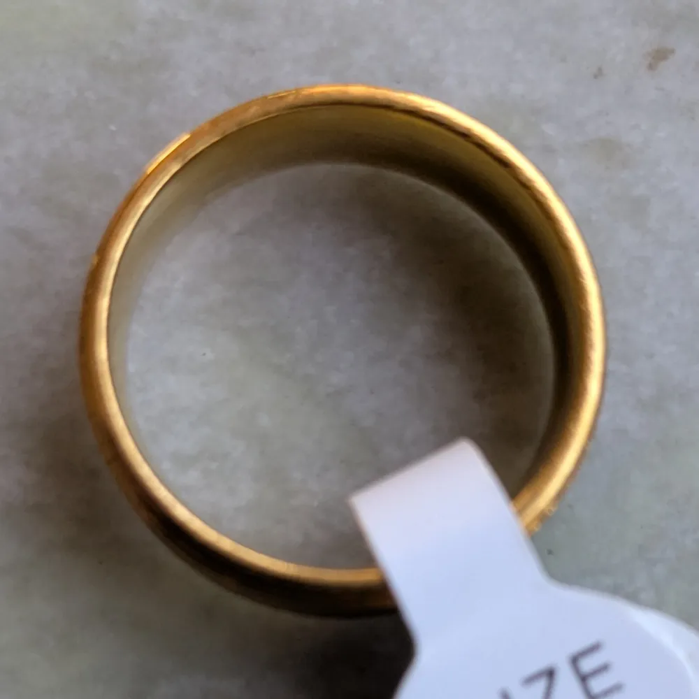 Snygg guldfärgad ring med en matt yta och blanka kanter. Perfekt för att ge en elegant touch till din stil. Storlek 18.. Asusteet.