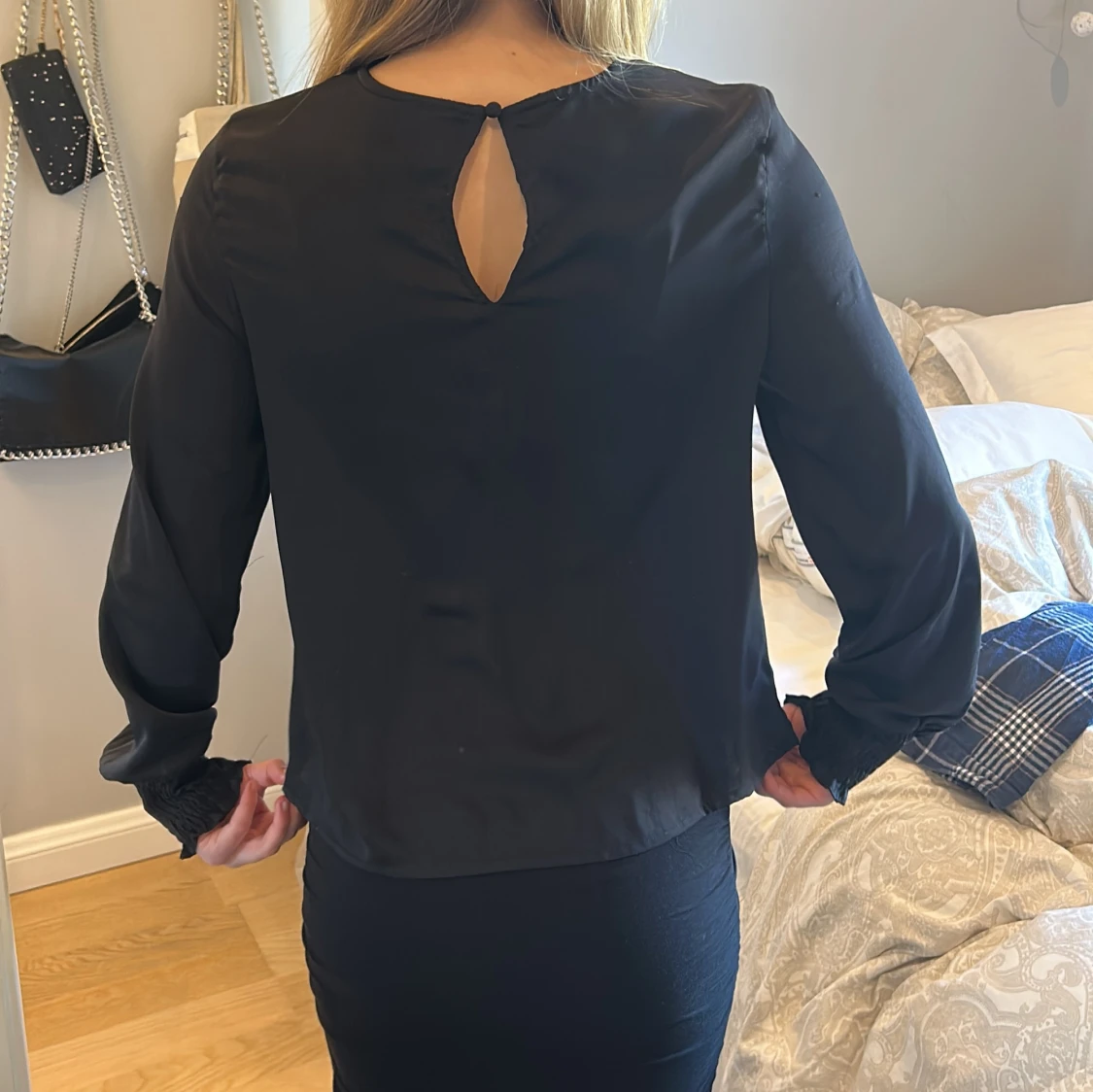 Svart blus med långa ärmar