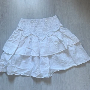 Vit volangkjol från BikBok - Säljer en söt vit kjol från BikBok i storlek xs, köpte i somras för 500. Inga defekter, pris kan diskuteras 