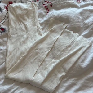 Vit ribbad klänning  - Vit ribbad klänning från Bershka storlek S