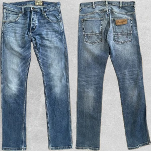 Ljusblåa Wrangler Jeans  - Säljer nu dessa riktigt snygga wrangler jeansen med snygg tvätt. Storlek 31/32. Mycket bra skick inga defekter. Modell Slim-Fit. Hör av dig om du undrar något eller vill ha fler bilder! Pris är diskuterbart!