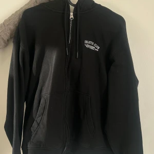 Svart hoodie med dragkedja - Säljer en svart kofta från HM som inte kommer till användning längre!! Den har en ganska basic pass modell och är så skön. Vid ytterligare frågor hör gärna av er❤️❤️❤️