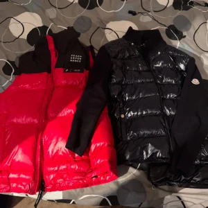 Röd och svart jacka från Peak Performance och Moncler - Peak performance väst och en svart Moncler Cardigan! Perfekta för våren/hösten för en stilren look. Kan vara intresserad av byten under samma prisklass, hör av er med förslag/ Kevin