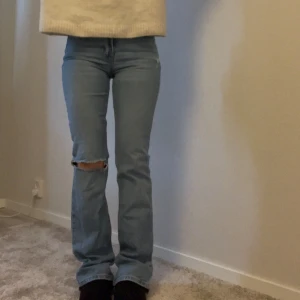 Jeans - Blåa bootcut jeans från Gina, jättebra skick, storlek 32💞 