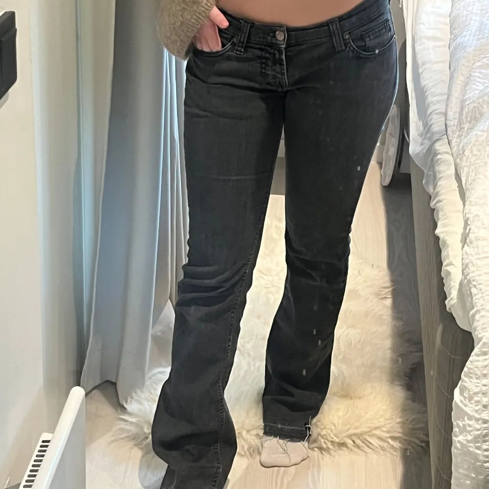 Snygga svarta jeans från Fornarina med en klassisk femficksdesign. De har en lågmidjad passform och en bootcut-stil som ger en retro känsla. Perfekta för en avslappnad look. Skriv privat för mått samt mer info!🥰. Farkut & Housut.