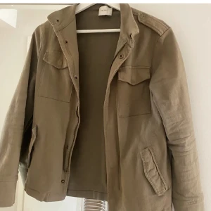 Neo Noir jacka  - Jeansjacka i en grön färg från Neo Noir perfekt till våren! Köpt för 1200kr                 Strl 36 passar 34 också 