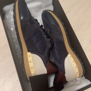 Rockrunners - Fräscha Valentino rockrunners i extremt bra skick! 9,5/10. Skorna är i storlek 39. Dustbags, extra snören och box medföljer! Hör av dig om du undrar något, priset kan gå ner lite vid snabb affär! 🫡 Äktighetscertifikat finns