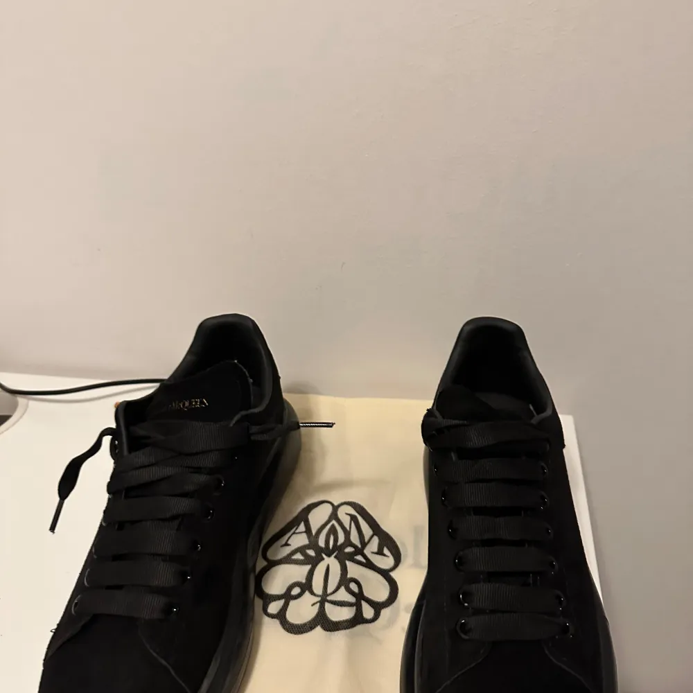 Snygga svarta sneakers med en hög sula och klassisk snörning. Skorna har en stilren design och är perfekta för en modern look. Passar bra till både jeans och mer dressade outfits. Använda 2 gånger.. Kengät.