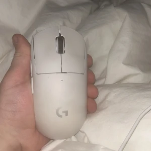 Vit trådlös gamingmus från Logitech - Säljer en vit trådlös gamingmus från Logitech med en stilren design. Musen har två sidoknappar och en scrollhjul. Perfekt för gaming och arbete. Lätt och smidig att använda. Tyvärr är ena musknappen sönder. Går säkert att laga men orkar inte.