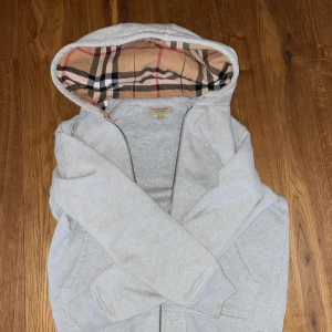 Burberry Zip Hoodie - •1000kr •9,5/10 i skick •Str Small •Inget OG medföljer 