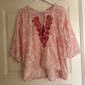 Rosa blus - Bomull med broderi och knytning 