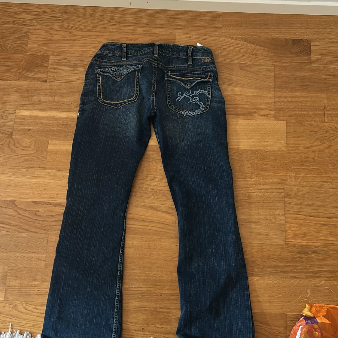 Mörkblå jeans med broderade fickor rikigt low waist kan inte hitta i Sverige   - 1