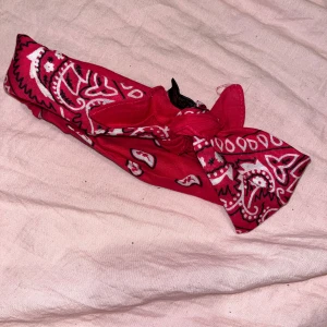 Bandana huivi - Pinkki bandana huivi. Kerran käytetty. Kissatalous Mikäli hinta ei miellytä tarjoa rohkeasti. Katsothan myös muut ilmoitukseni!!
