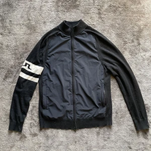 J Lindberg cardigan - Säljer skitsnygg cardigan från j Lindberg. Perfekt för vår vädret. Storlek M och den har inga fläckar eller hål:)