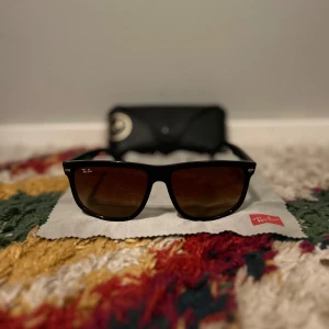 Rayban boyfriend  - Tja säljer nu dessa feta Reyban boyfriend som är I bra skick förutom några repor på glaset samt att bågen är lite sne men inget som märks vid användning. Fodral och putsduk medkommer vid köp. Hör gärna av dig vid eventuella frågor🌟