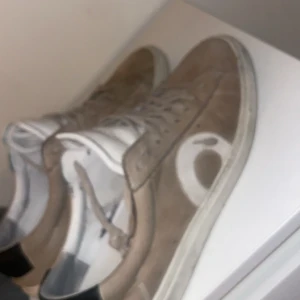 Beige sneakers från Oliver Cabell - Oliver cabell skor beiga. Strl 42 slitna men har mycket kvar och ge och kan fixas upp. Kan sänka priset 