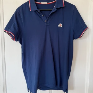 Blå pikétröja från Moncler - Snygg blå pikétröja från Moncler. Storlek M och en unik blå färg. Tags. kvitto osv finns. Äkta såklart.