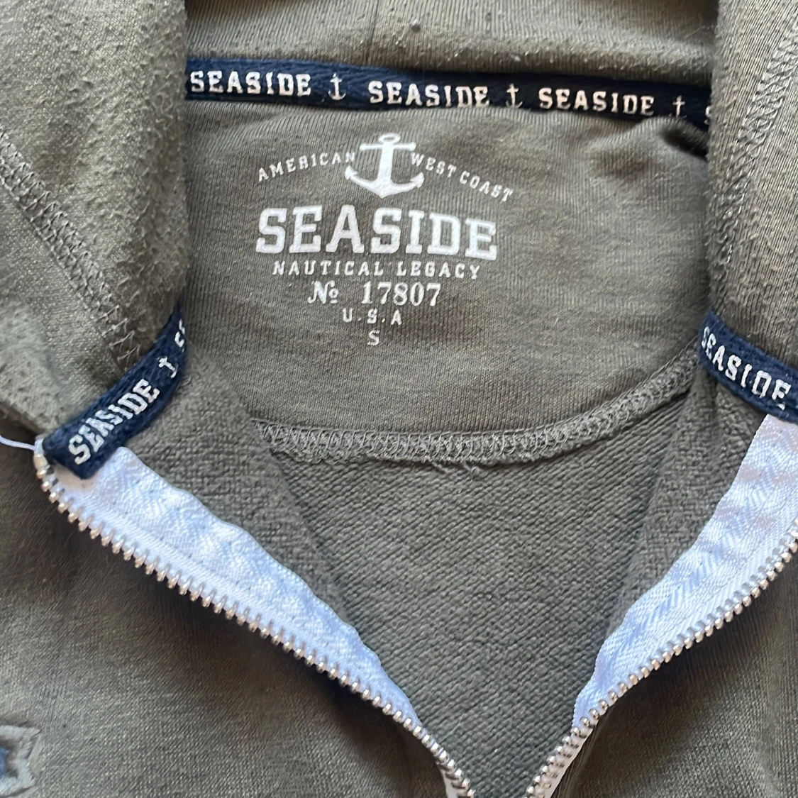 Olivgrön hoodie från Seaside - 1