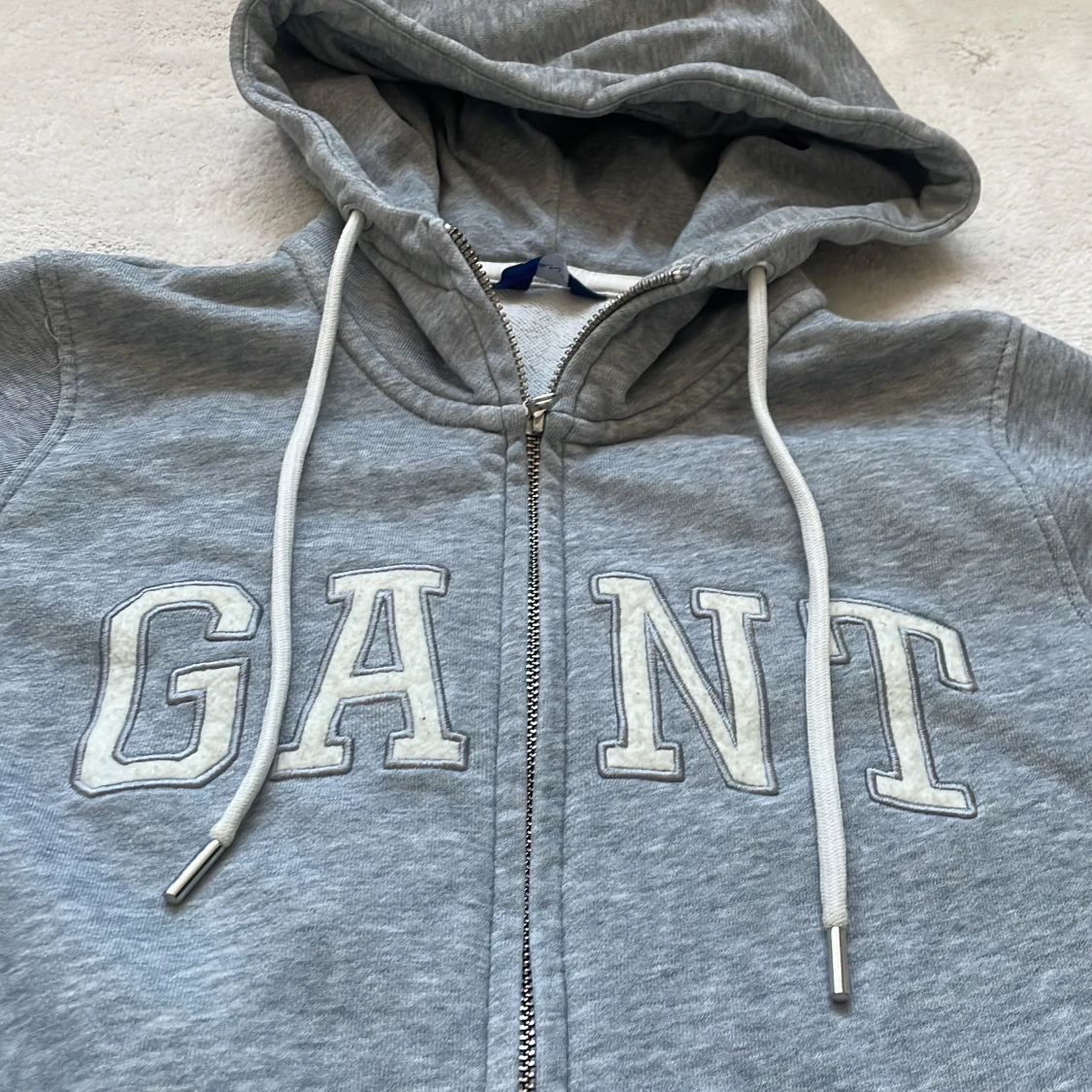 Grå hoodie från GANT - 1