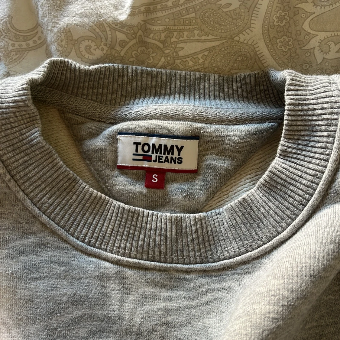 Grå sweatshirt från Tommy Jeans - 4