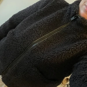 Svart teddyjacka  - Storlek S Dragkedja. Två fickor framtill Knappt använd (nyskick). Priset går att diskutera så kom gärna med eget bud!