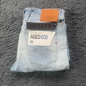 Replay Anbass jeans  - Helt nya Replay jeans! Börja följ för jag har över 100 par helt nya Replay jeans som kommer laddas upp!!!Tyvärr kan jag inte skicka bild när jag själv bär plagget då jag för det första ofta inte kan ha storlekarna jag säljer och för det andra skulle det bli alldeles för mycket jobb när jag säljer så mycket, så jag rekommenderar att man kikar måtten på sista bilden heller googlar på modellnamnet för att se passformen :) längd 103cm midja 40cm (2)