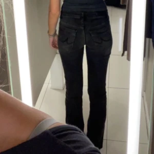 Ltb jeans - Säljer mina ltb jeans då de tyvärr är förstora för mig och jag därför inte använder de längre. De är svartgråa. Midjemåttet är 71 och innerbenslängden är 91