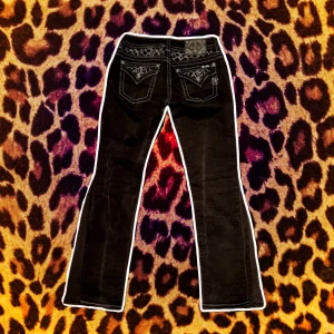 Miss Me jeans - Snygga svarta jeans från Miss Me med unika broderade detaljer på bakfickorna. Jeansen är bootcut och lowwaist, inga defekter och aldrig använda🌟🌟. Korta för mig (175) därför säljer jag tyvärr, annars är dem så fina😓😓 köpta ifrån vinted! Passar S/M.