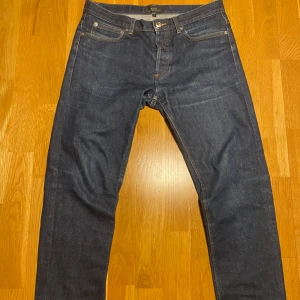 Mörkblå jeans från A.P.C. - Säljer ett par snygga mörkblå jeans från A.P.C. i modellen Petit New Standard.  Det står storlek 30 men skulle säga att dom passar storlek 27.  Han på bilden är 168 men jag skulle rekommendera från 162-165