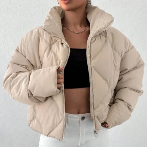 Oanvänd beige oversized puff jacka  - Säljer en snygg beige puffer jacka som aldrig kommit till användning då den tyvärr var förstor för mig (storlek 36 kan nog passa en 38 också, jag är en 32-34). Jackan är ifrån Shein och är lagom varm för vår/tidig höst. Färgen är mer som på mina bilder, inte Shein’s.