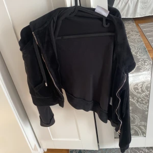 juicy couture svart tröja mag tröja - En jätte fin svart juicy couture mag tröja har använts inte så många gånger. Inte min still längre så säljer den. (: