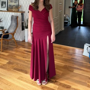 Röd balklänning  - köpt förra året från bubbleroom och endast använd en gång så är i väldigt bra skick. Första bilden är från min bal. Är 171 och har en klack på ca 8 cm, klänningen släpar i marken utan klack. 