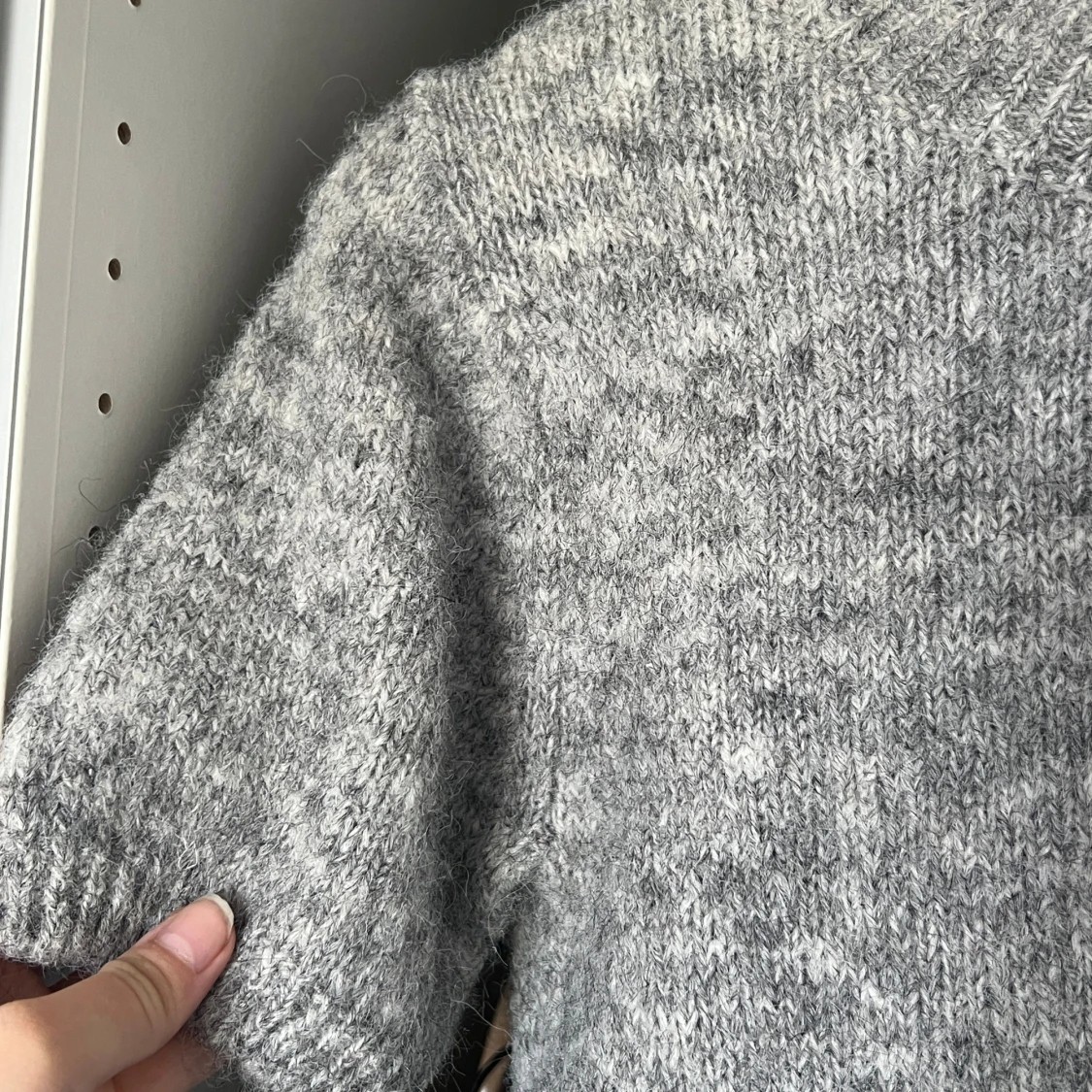 Grå stickad tröja från Gina  - 3