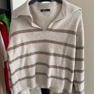 Stickad tröja - Knappt använd. Storlek S. Från Gina Tricot.