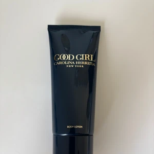 Good Girl Body Lotion från Carolina Herrera - Säljer en lyxig body lotion från Carolina Herrera, Good Girl. Den kom med min Good girl parfym. Helt ny, aldrig använd. 100 ml. 